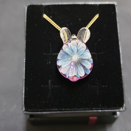 雪の華うさぎのペンダント（ピアス、イヤリング変更可）‐663