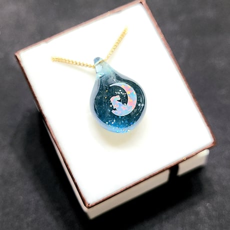 星屑のペンダント(三日月に佇むうさぎのオパール入り)-