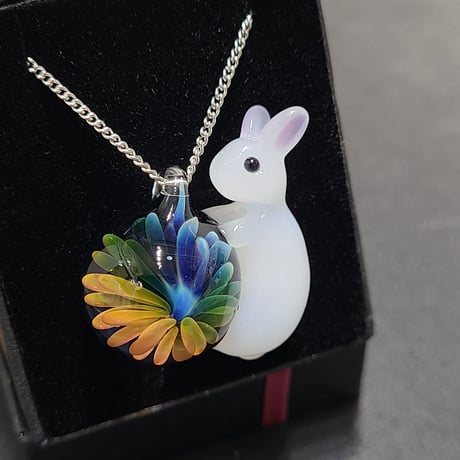 うさぎと虹の花のペンダント-