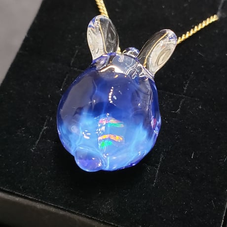 水面うさぎのペンダント（オパール入り）- 508