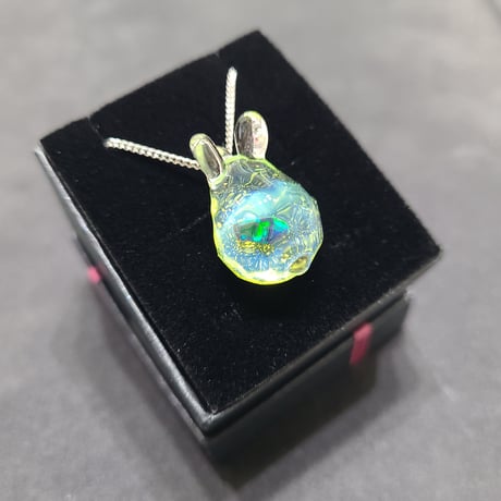 水面うさぎのペンダント(色変化ガラス使用オパール入り)-