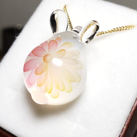 お花うさぎのペンダント -ダリア-