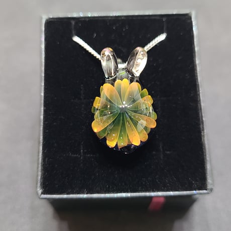 お花うさぎのペンダント-金木犀-