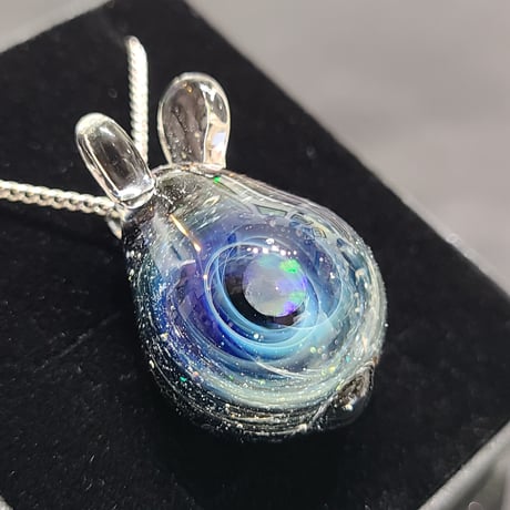 宇宙うさぎのペンダント-