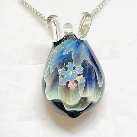 オーロラうさぎのペンダント(雪の結晶オパール入り)-