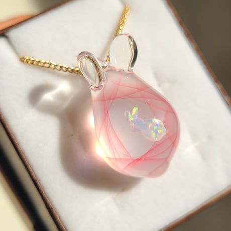 うさぎのペンダント(格子模様/うさぎ型オパール入り)-859