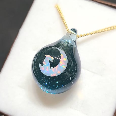 星屑のペンダント(三日月に佇むうさぎのオパール入り)-