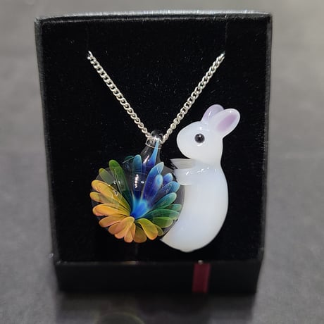 うさぎと虹の花のペンダント-