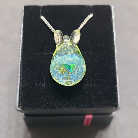 水面うさぎのペンダント(色変化ガラス使用オパール入り)-