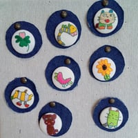 こころ　刺繍くるみボタン