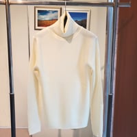 タートルネックリブニット