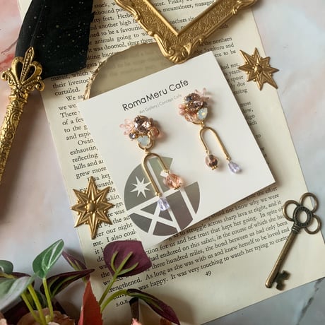 『one of a kind 〜Crystal & Czech beads〜(vintage rose)』クリスタル & チェコビーズ 一点物 アシンメトリー 2way ピアス/イヤリング (ピンク)