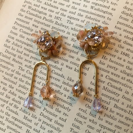 『one of a kind 〜Crystal & Czech beads〜(vintage rose)』クリスタル & チェコビーズ 一点物 アシンメトリー 2way ピアス/イヤリング (ピンク)