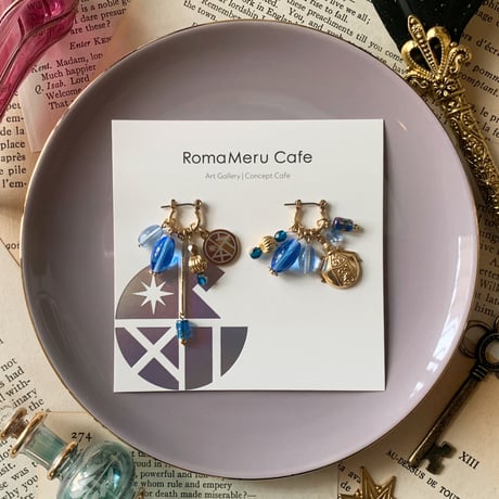 『one of a kind 〜Czech beads〜 (blue)』チェコビーズ 一点物 カスタマイズ チャーム ピアス/イヤリング (ブルー,ライトブルー)