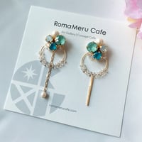 『The Retro pop! 〜サイダー』（グリーン×アイスブルー）スワロフスキー×チェコビーズ 2wey アシンメトリー ピアス/イヤリング