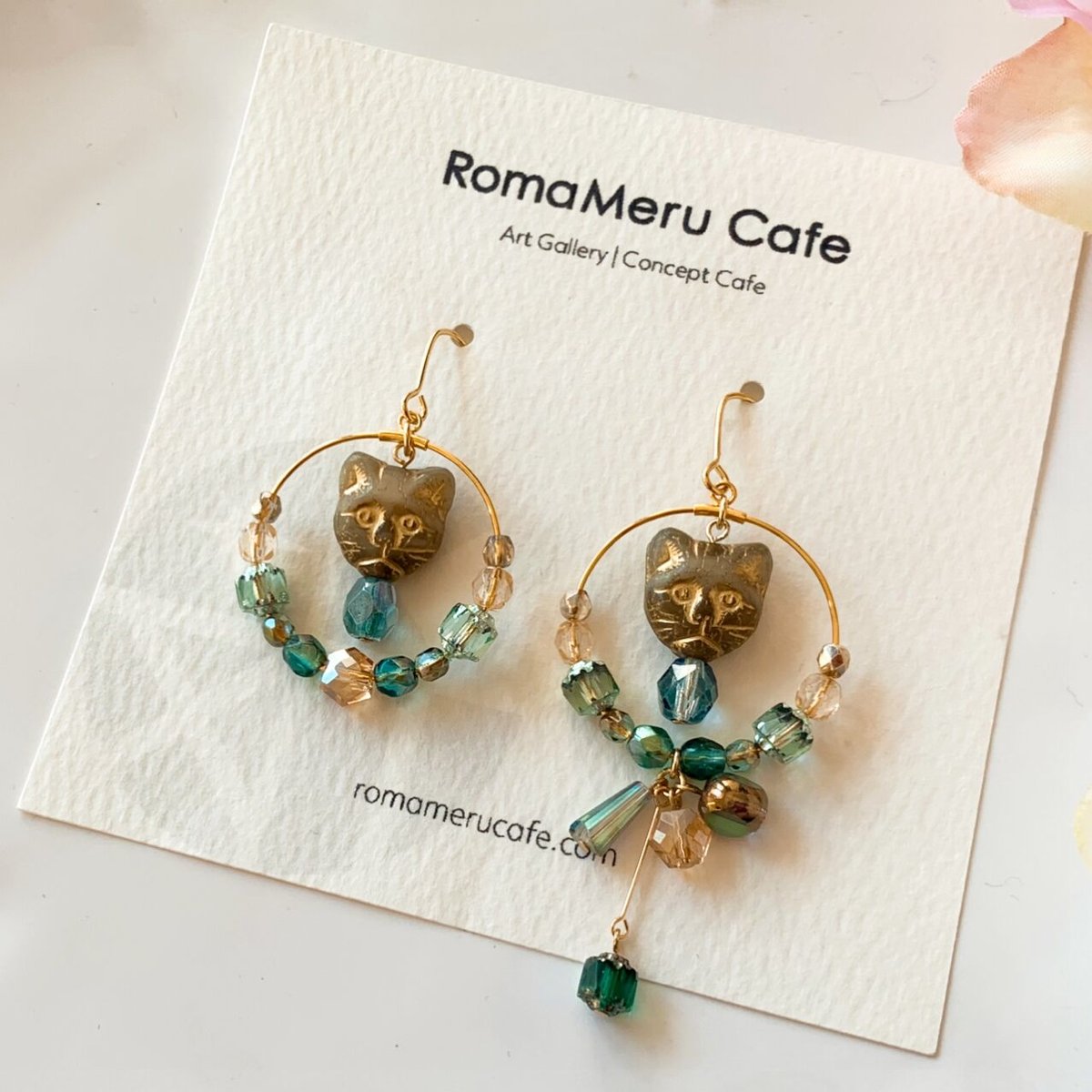 猫とシャンデリア』グリーン（エメラルド カラー）チェコビーズの