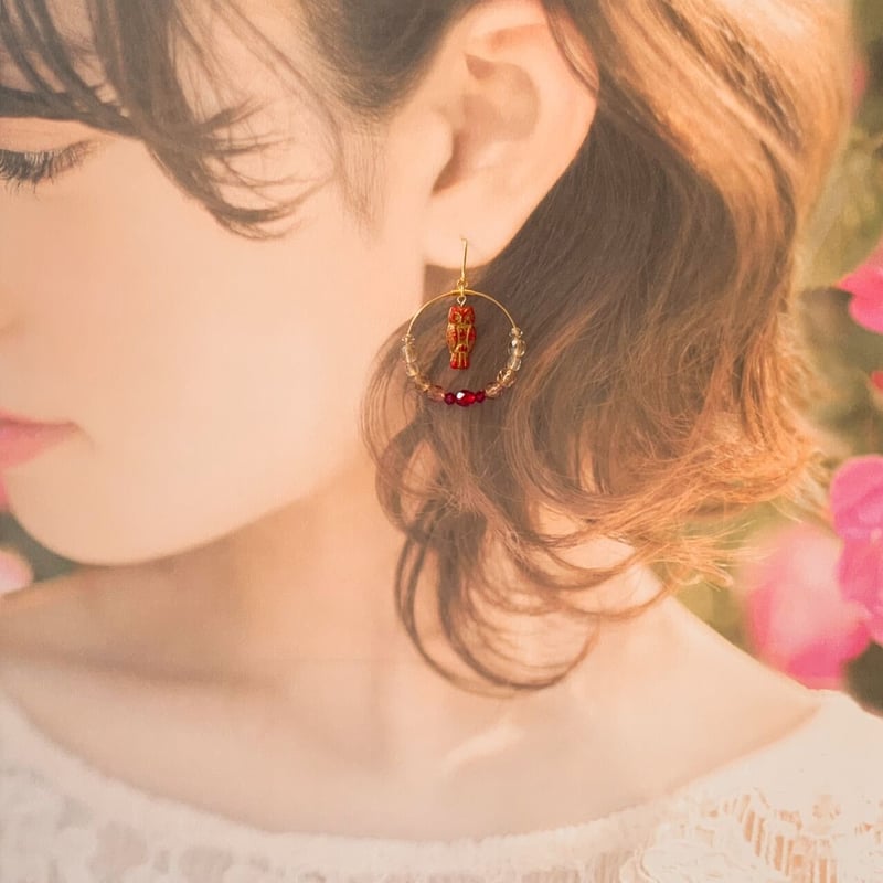フクロウとシャンデリア』（レッド）チェコビーズのピアス/イヤリング 