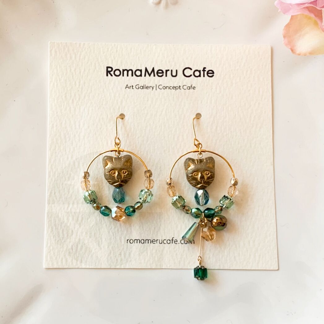 じばにゃん☺︎ 1点作品☆ 大粒エメラルドピアス　イヤリングに変更可能☺︎ 猫とシャンデリア』グリーン（エメラルド カラー）チェコビーズの