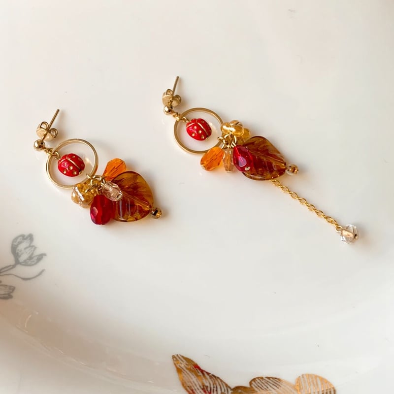 赤いテントウムシと魔法の輪』（レッド×ブラウン）チェコビーズの