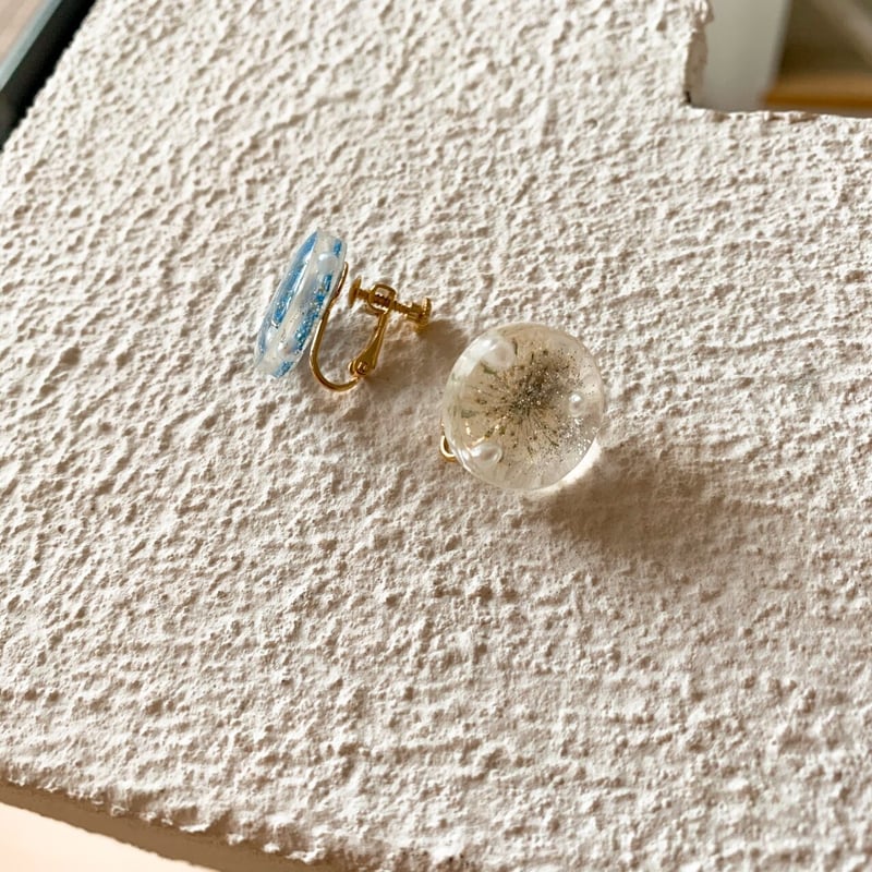 レジン イヤリング アイスブルー ドライフラワー アシンメトリー シルバー レジン イヤリング アイスブルー ドライフラワー アシンメトリー