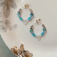『チェコビーズの輪』（ブルー）ワイヤー フープ ピアス / イヤリング CzeBF-BLUE01