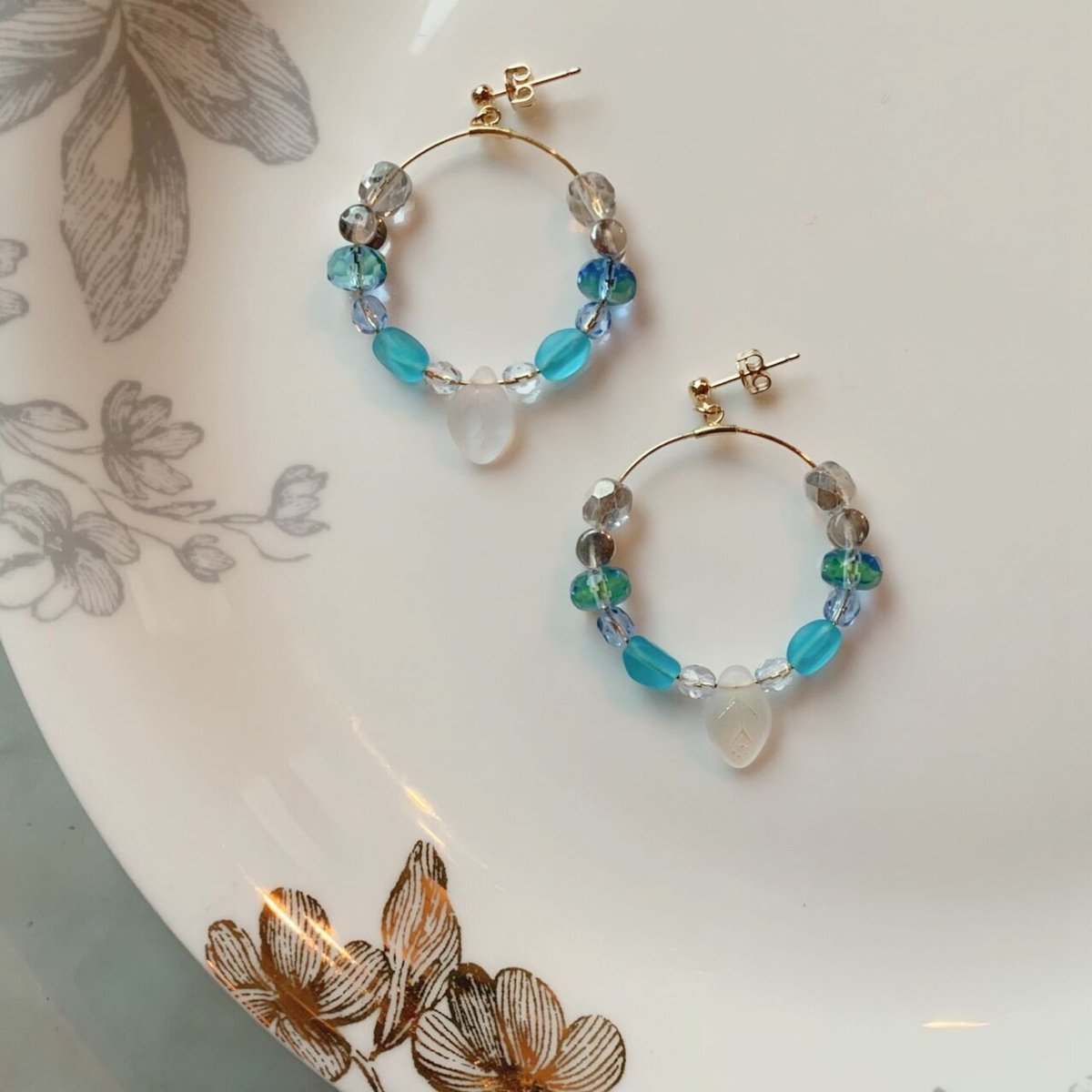 チェコビーズの輪』（ブルー）ワイヤー フープ ピアス / イヤリング