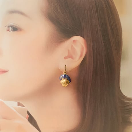 『one of a kind 〜Czech beads〜 (blue)』チェコビーズ 一点物 カスタマイズ チャーム ピアス/イヤリング (ブルー,ライトブルー)