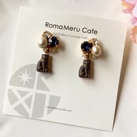 『猫と宝石』パープル（タンザナイトカラー）コットンパールとスワロフスキーとチェコビーズの2wey ピアス/イヤリング