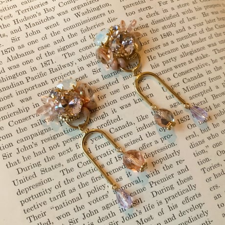 『one of a kind 〜Crystal & Czech beads〜(vintage rose)』クリスタル & チェコビーズ 一点物 アシンメトリー 2way ピアス/イヤリング (ピンク)