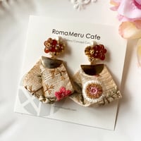 『魔女の庭』（レッド×アイボリー）コットンパール×スワロフスキー×チェコビーズとリボン刺繍の 2wey ピアス/イヤリング