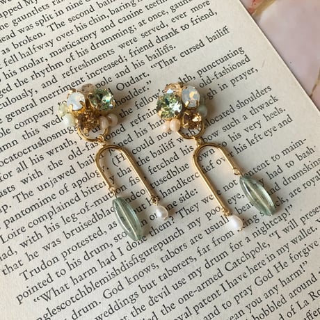 『one of a kind 〜Crystal & Czech beads〜 (green)』クリスタル & チェコビーズ 淡水パール 一点物 2way ピアス/イヤリング (グリーン)