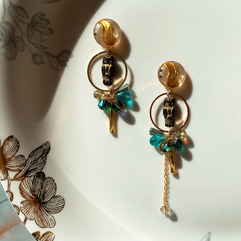 フクロウと魔法の輪』グリーン（ブラック×エメラルド）チェコビーズの