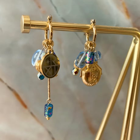 『one of a kind 〜Czech beads〜 (blue)』チェコビーズ 一点物 カスタマイズ チャーム ピアス/イヤリング (ブルー,ライトブルー)