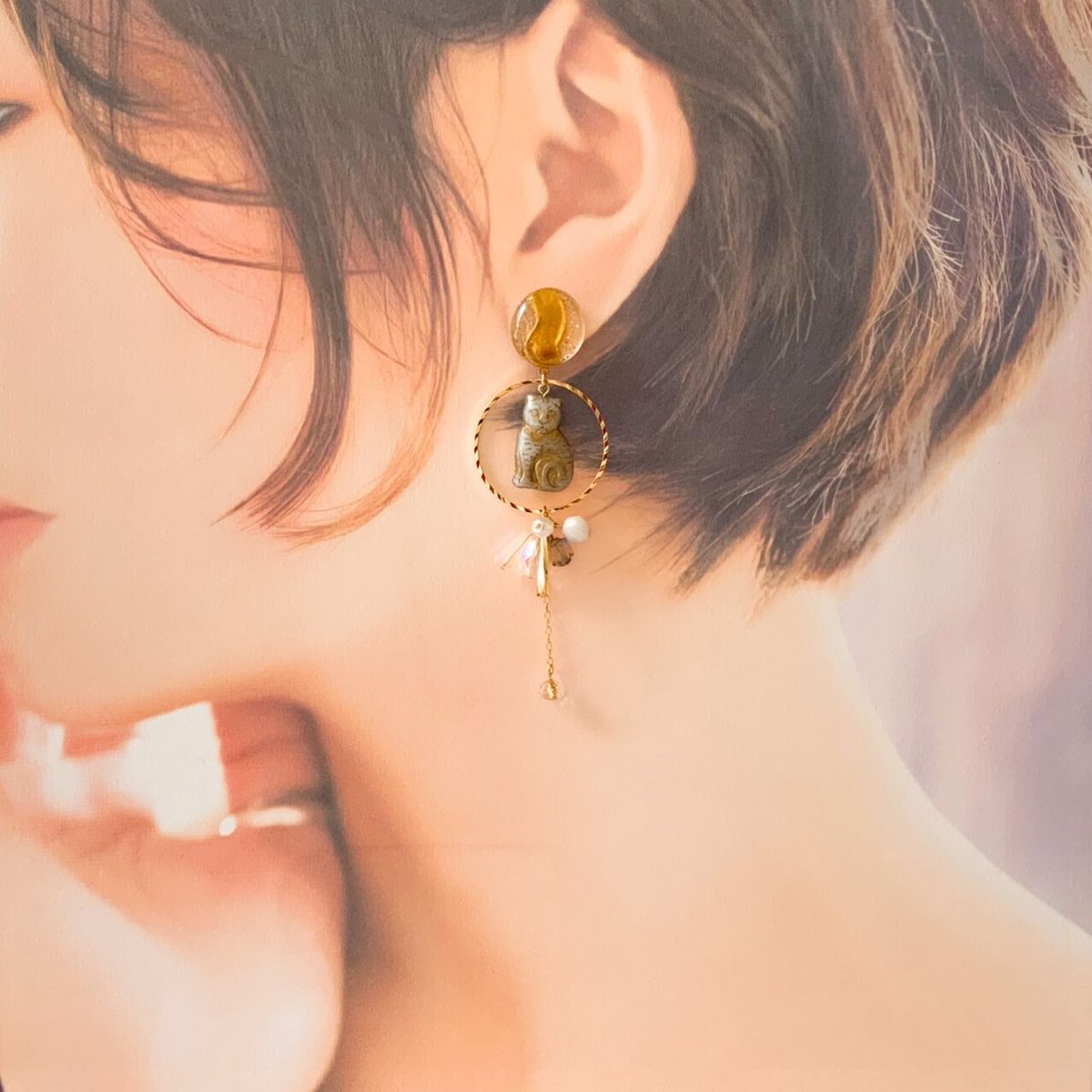 猫と魔法の輪』ホワイト（グレー×オパール カラー）チェコビーズの