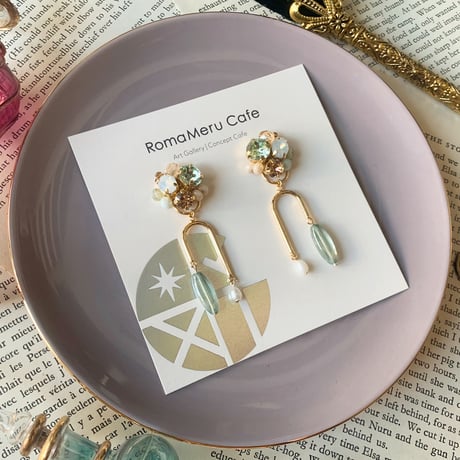 『one of a kind 〜Crystal & Czech beads〜 (green)』クリスタル & チェコビーズ 淡水パール 一点物 2way ピアス/イヤリング (グリーン)
