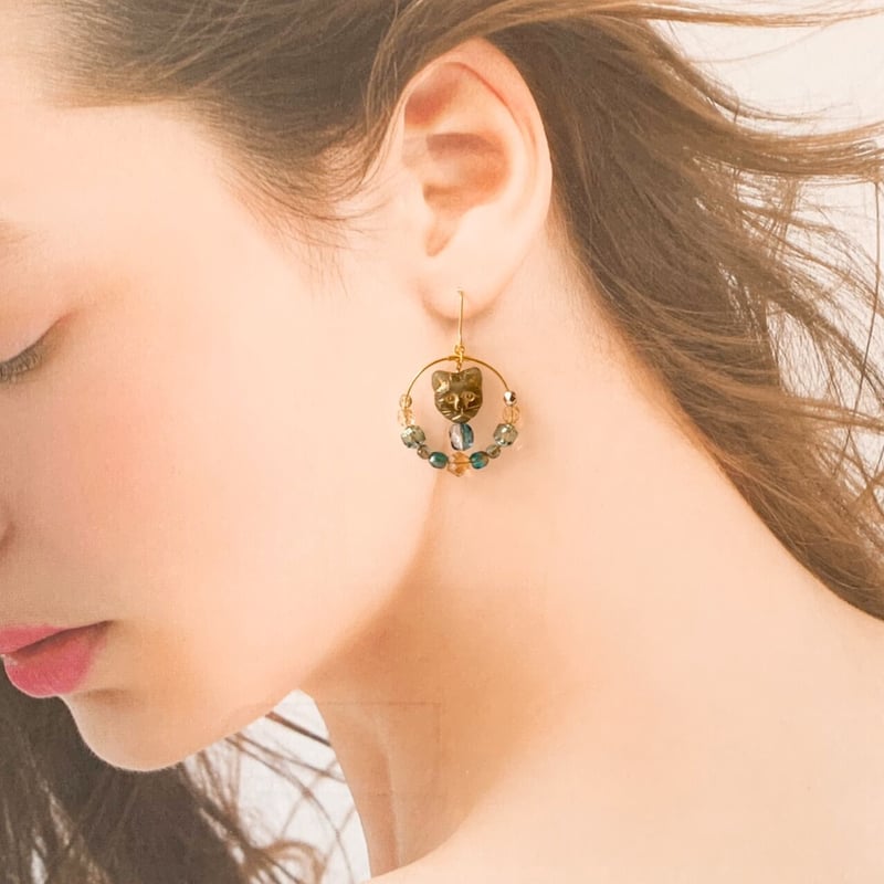 猫とシャンデリア』グリーン（エメラルド カラー）チェコビーズ