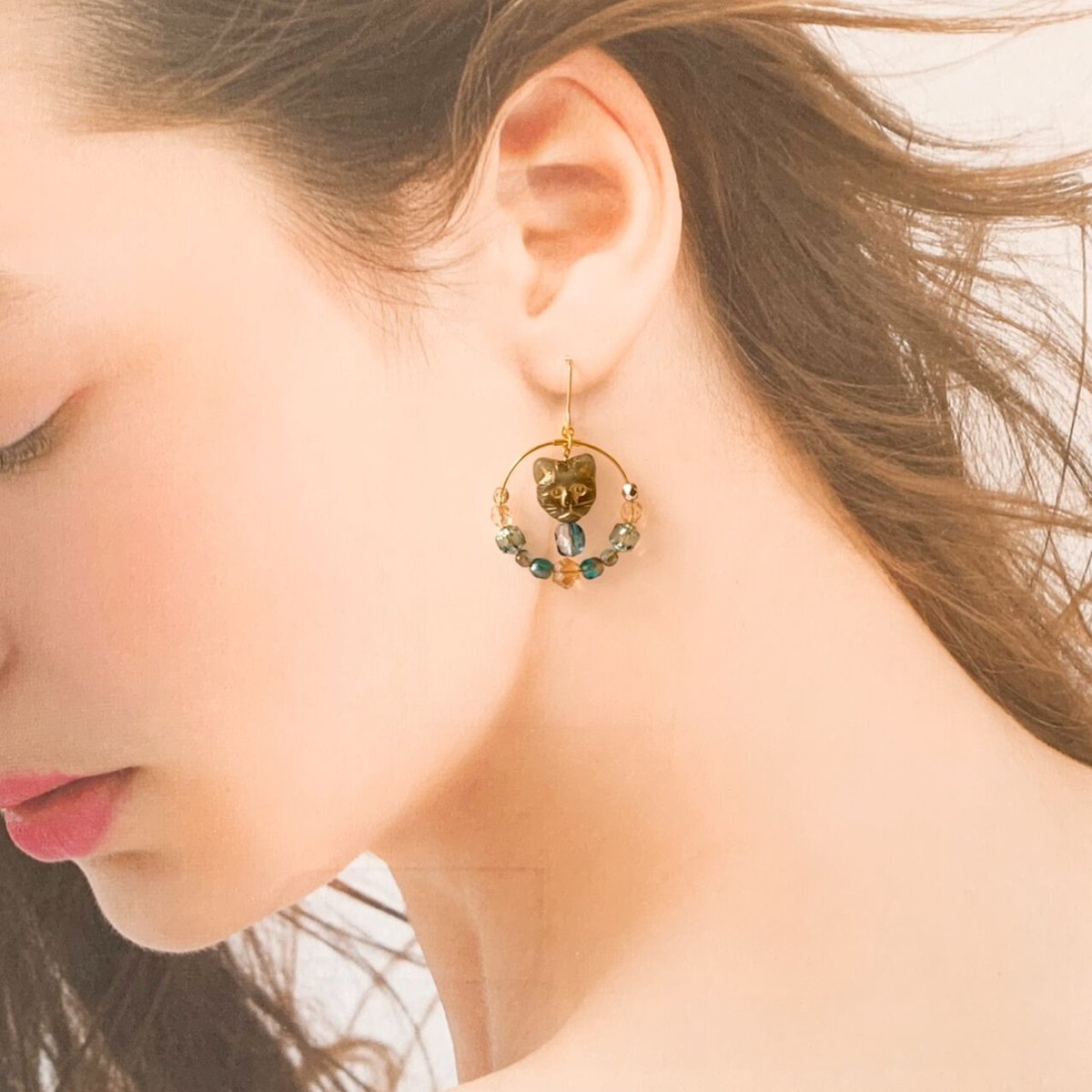 じばにゃん☺︎ 1点作品☆ 大粒エメラルドピアス　イヤリングに変更可能☺︎ 猫とシャンデリア』グリーン（エメラルド カラー）チェコビーズの