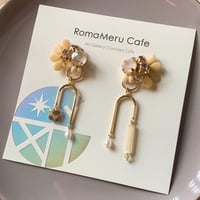 『one of a kind 〜Crystal & Czech beads〜(beige)』クリスタル & チェコビーズ 淡水パール 一点物 アシンメトリー 2way ピアス/イヤリング (ベージュ)