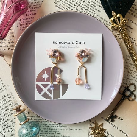 『one of a kind 〜Crystal & Czech beads〜(vintage rose)』クリスタル & チェコビーズ 一点物 アシンメトリー 2way ピアス/イヤリング (ピンク)