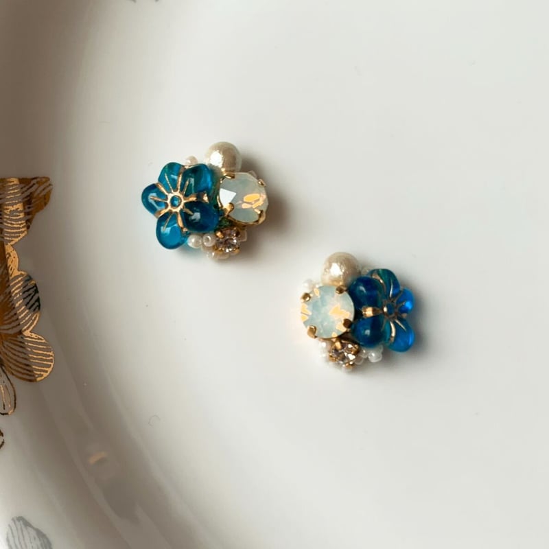 刺繍カボション 猫 flowerスワロフスキー　ピアスorイヤリング 刺繍カボション 猫 flowerスワロフスキー ピアスorイヤリング