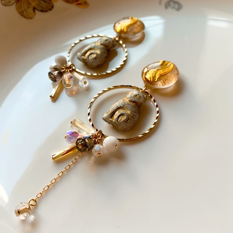 猫と魔法の輪』ホワイト（グレー×オパール カラー）チェコビーズ