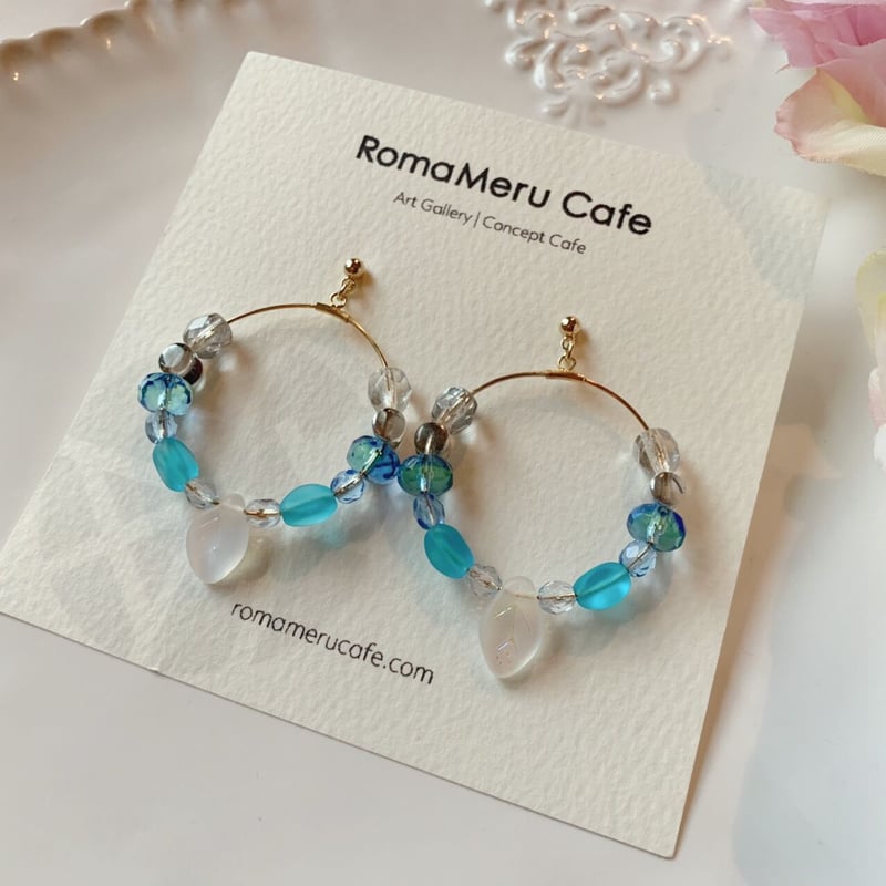 チェコビーズの輪』（ブルー）ワイヤー フープ ピアス