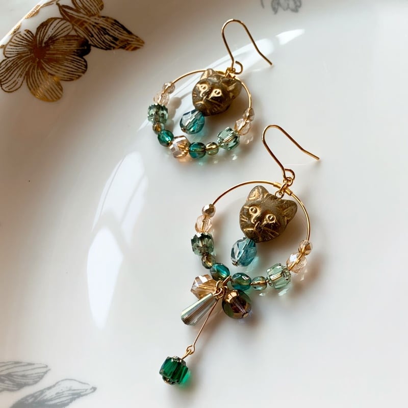 猫とシャンデリア』グリーン（エメラルド カラー）チェコビーズの