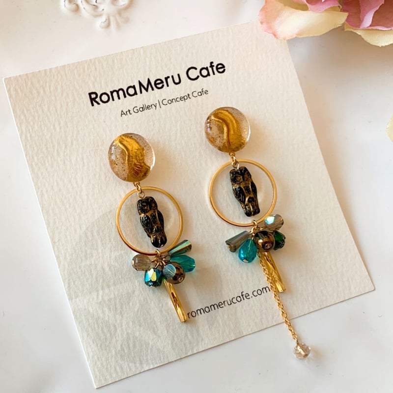 フクロウと魔法の輪』グリーン（ブラック×エメラルド）チェコビーズの