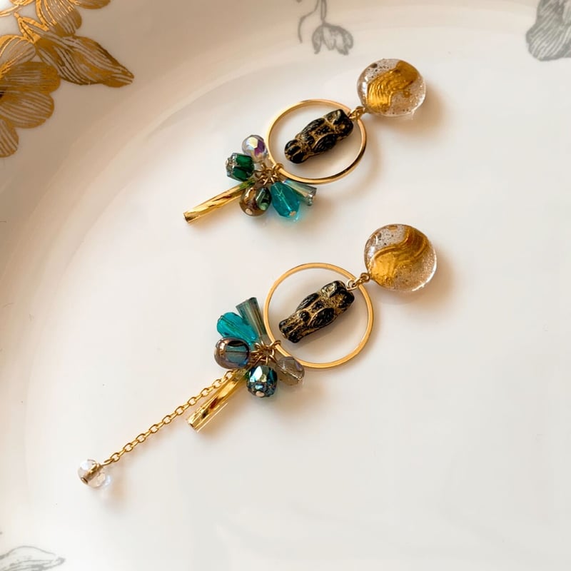 フクロウと魔法の輪』グリーン（ブラック×エメラルド）チェコビーズの