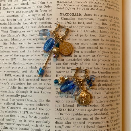 『one of a kind 〜Czech beads〜 (blue)』チェコビーズ 一点物 カスタマイズ チャーム ピアス/イヤリング (ブルー,ライトブルー)