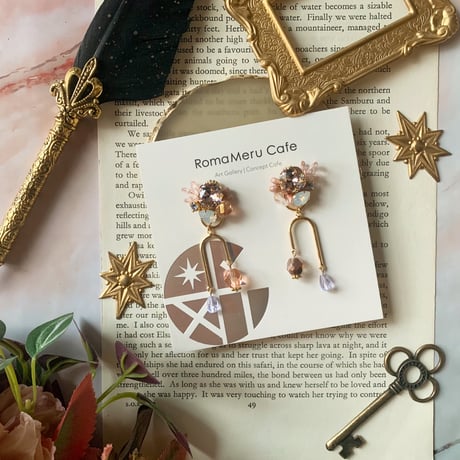 『one of a kind 〜Crystal & Czech beads〜(vintage rose)』クリスタル & チェコビーズ 一点物 アシンメトリー 2way ピアス/イヤリング (ピンク)