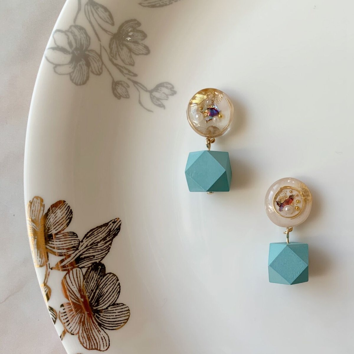 tama◆天使の羽カービング✧バイカラーフローライト アシンメトリーピアス tama様専用◇天使の羽カービング✧バイカラーフローライト