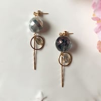 『ミラーボール』（グレー×シルバー）アシンメトリー ピアス / イヤリング mirrorball-GraySil-01