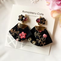 『魔女の庭』（ブラック×ブラック）コットンパール×スワロフスキー×チェコビーズとリボン刺繍の 2wey ピアス/イヤリング